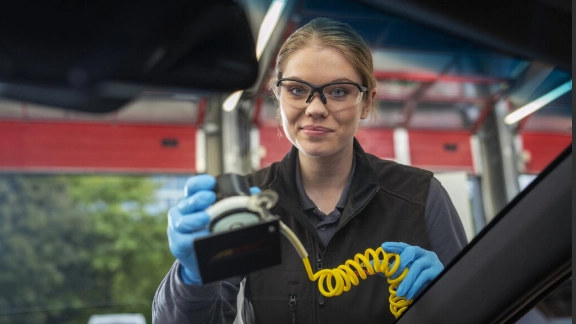 Carglass Mitarbeiter repariert Scheibe